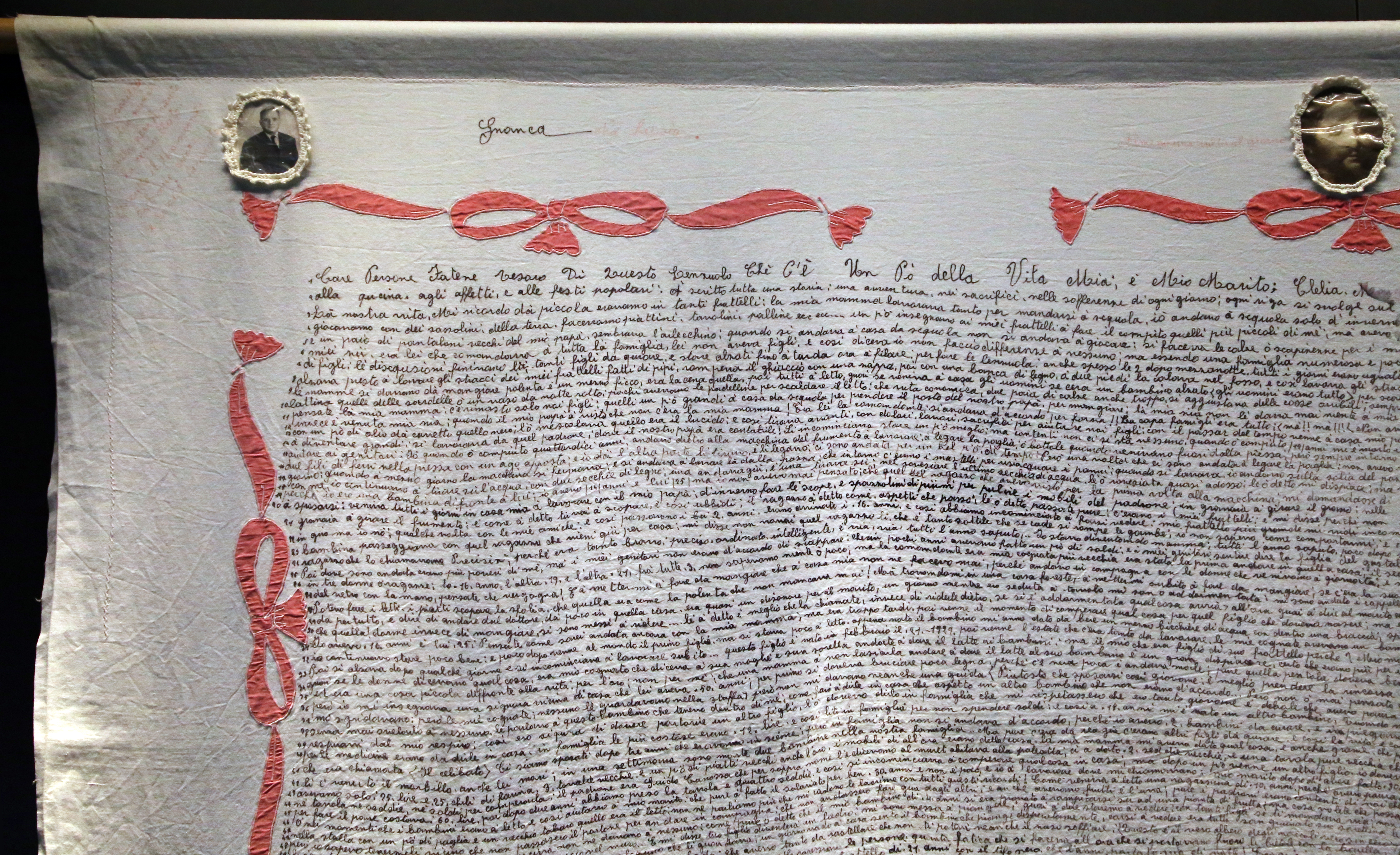 Lenzuolo con autobiografia 'Gnanca na busia', 1985. <br>
Fonte: <a href=https://commons.wikimedia.org/wiki/File:Clelia_marchi,_lenzuolo_con_autobiografia_%27gnanca_na_busia%27,_1985,_03.jpg>Wikimedia Commons</a>