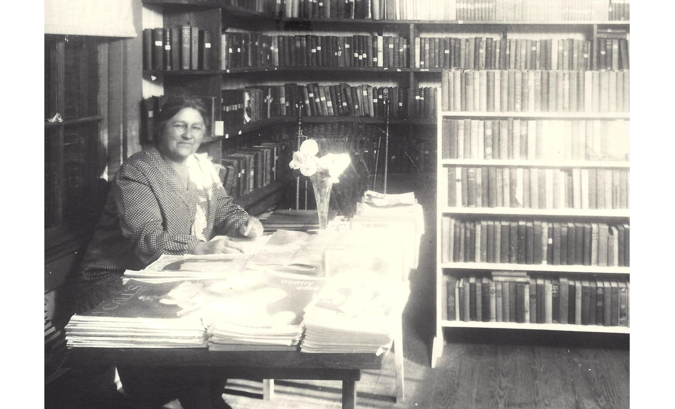 Marie Howland nella biblioteca di Fairhope