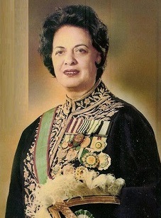Farrokhroo Parsa nel 1968. 
<br> Immagine in pubblico dominio. 