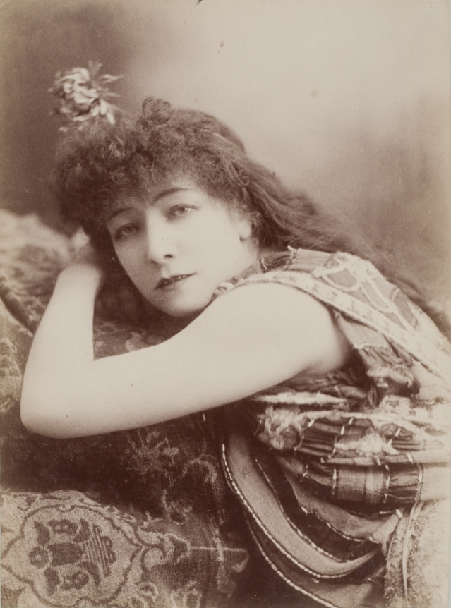 Sarah Bernhardt nei panni di Cleopatra, 1891. Foto di 
Henry Walter Barnett.