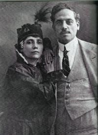 Nicola ed Elvira Notari (anni 1920) Foto tratta da Kinomata. La donna nel cinema, a cura di Annabella Miscuglio e Roni Daoupulo, Dedalo Libri, 1980.
