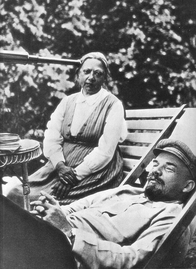 Krupskaja e Lenin, foto di Maria Uljanova.
Licenza: PDM 1.0 DEED (dominio pubblico).
Fonte: https://snl.no/Nadezjda_Krupskaja