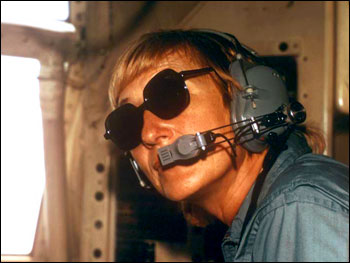 Joanne Simpson a bordo di un C-130 del NOAA Research Flight Facility <br>Fonte: <a href=https://earthobservatory.nasa.gov/features/Simpson/simpson5.php>earthobservatory.nasa.gov</a>.