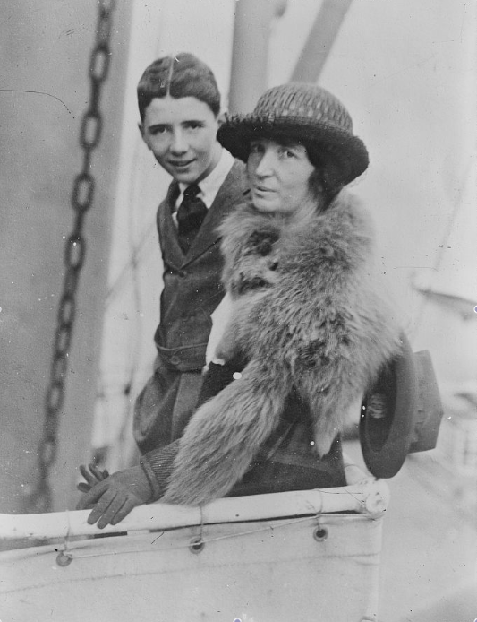 Margaret Sanger e il figlio in Giappone, nel 1921.