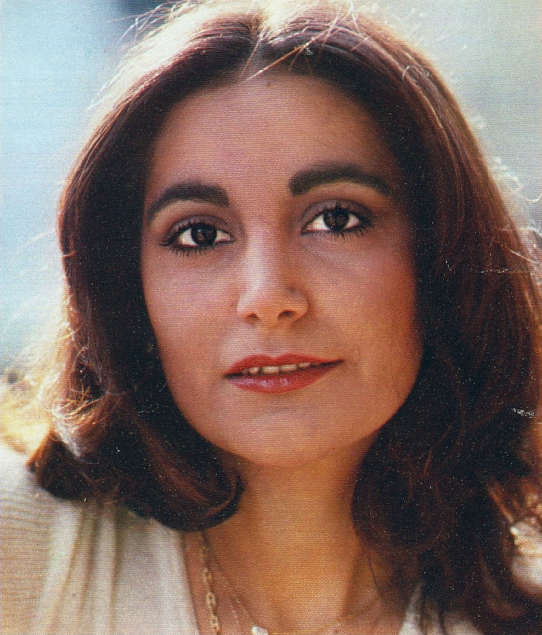 Fotografia di Mia Martini pubblicata da <em>Il corriere dei ragazzi</em> (9 novembre 1975).<br>
Fonte: <a href=https://commons.wikimedia.org/wiki/File:Mia_Martini,_ca._1975.jpg>Wikimedia Commons</a>.