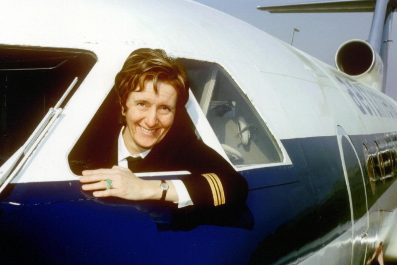 Fiorenza de Bernardi, prima donna italiana a diventare pilota commerciale, a bordo del Aertirrena Yakovlev Yak-40 I-JAKA.