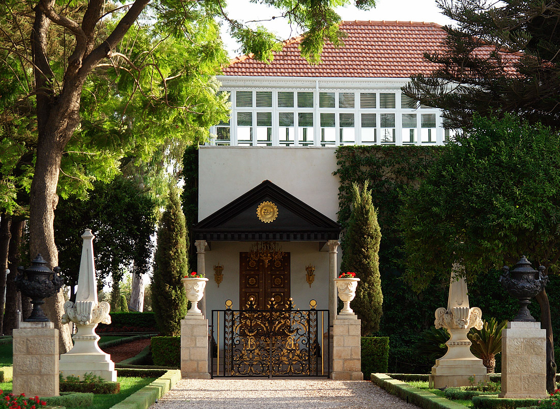 Mausoleo di Baha'u'llah (Acri, Israele)<br>
Fotografia di <a href=https://commons.wikimedia.org/wiki/File:Shrine_of_Bah%C3%A1%27u%27ll%C3%A1h.jpg>Marco Abrar</a>, <a href=https://creativecommons.org/licenses/by-sa/2.5>CC BY-SA 2.5</a>, via Wikimedia Commons