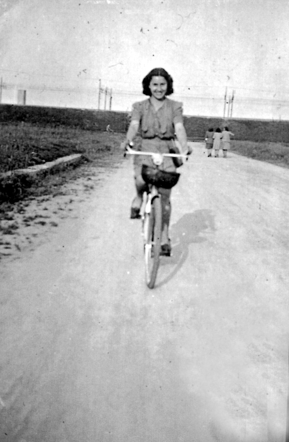 archivio privato Onorina Brambilla Pesce, Nori con la sua inseparabile bicicletta Bianchi 